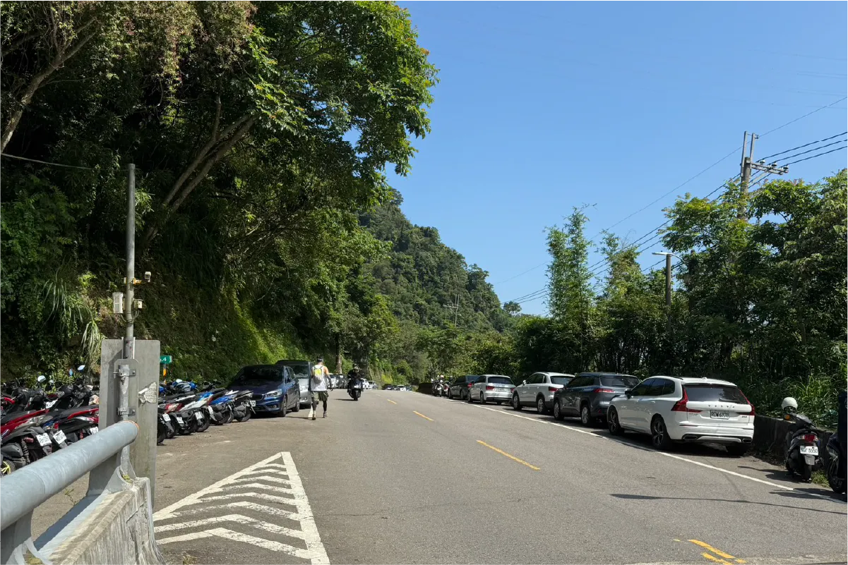 五寮尖登山口前的馬路停車處