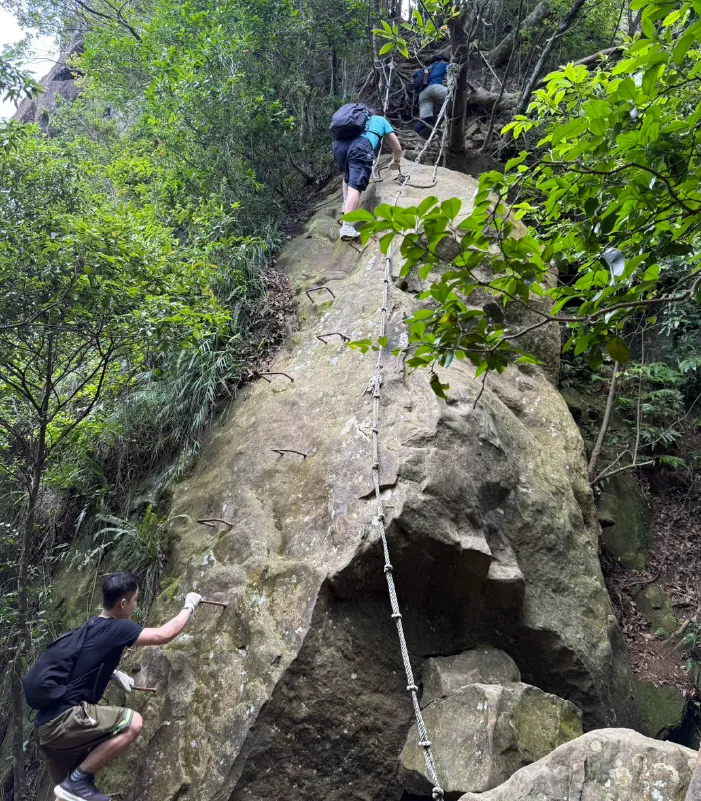 垂直上攀到獨立峰的路徑