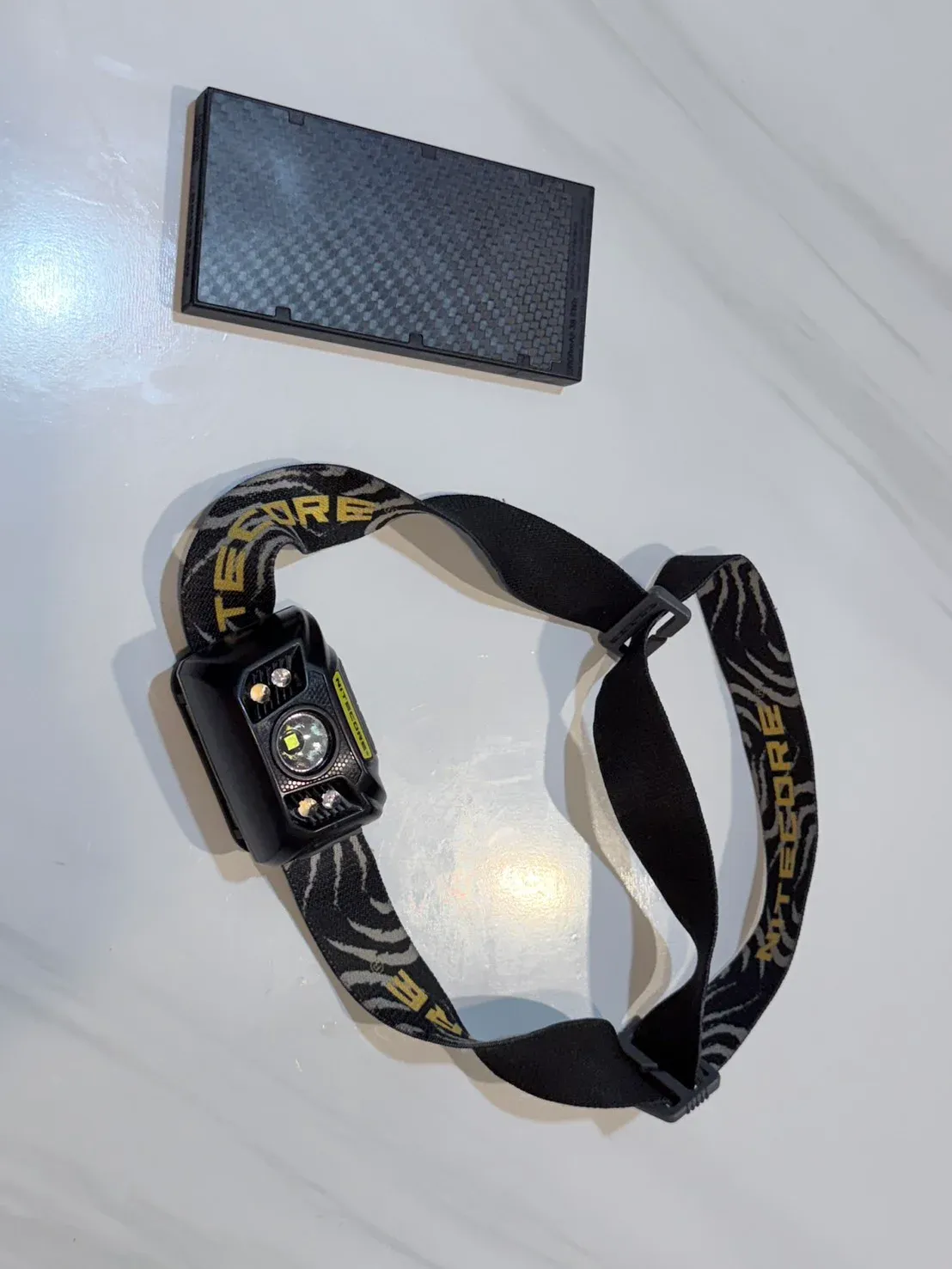 登山頭燈與備用電池，行程再短也要放進背包的照明裝備