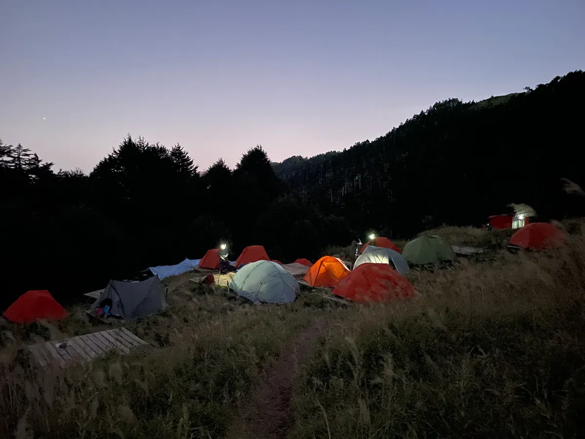 雪山三六九臨時營地實景，改建期間供山友申請住宿的替代帳篷區