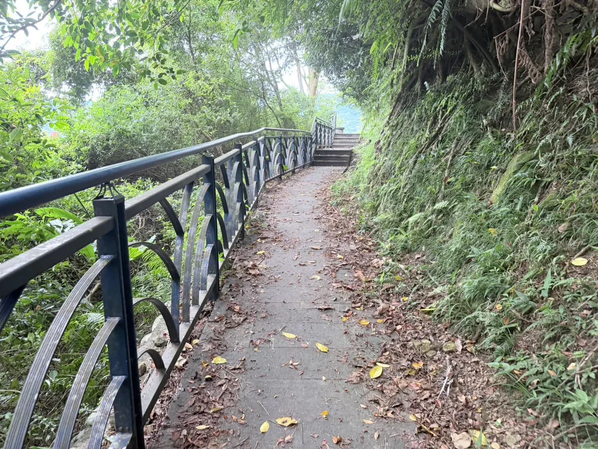 和美山藍線水岸步道平緩腰繞路段,右側為鐵欄杆