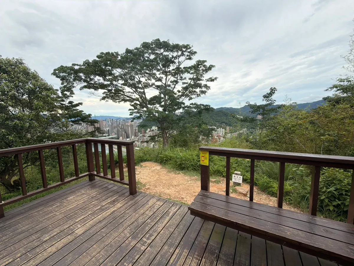 和美山山頂木棧觀景平台,可眺望台北盆地市區與遠山
