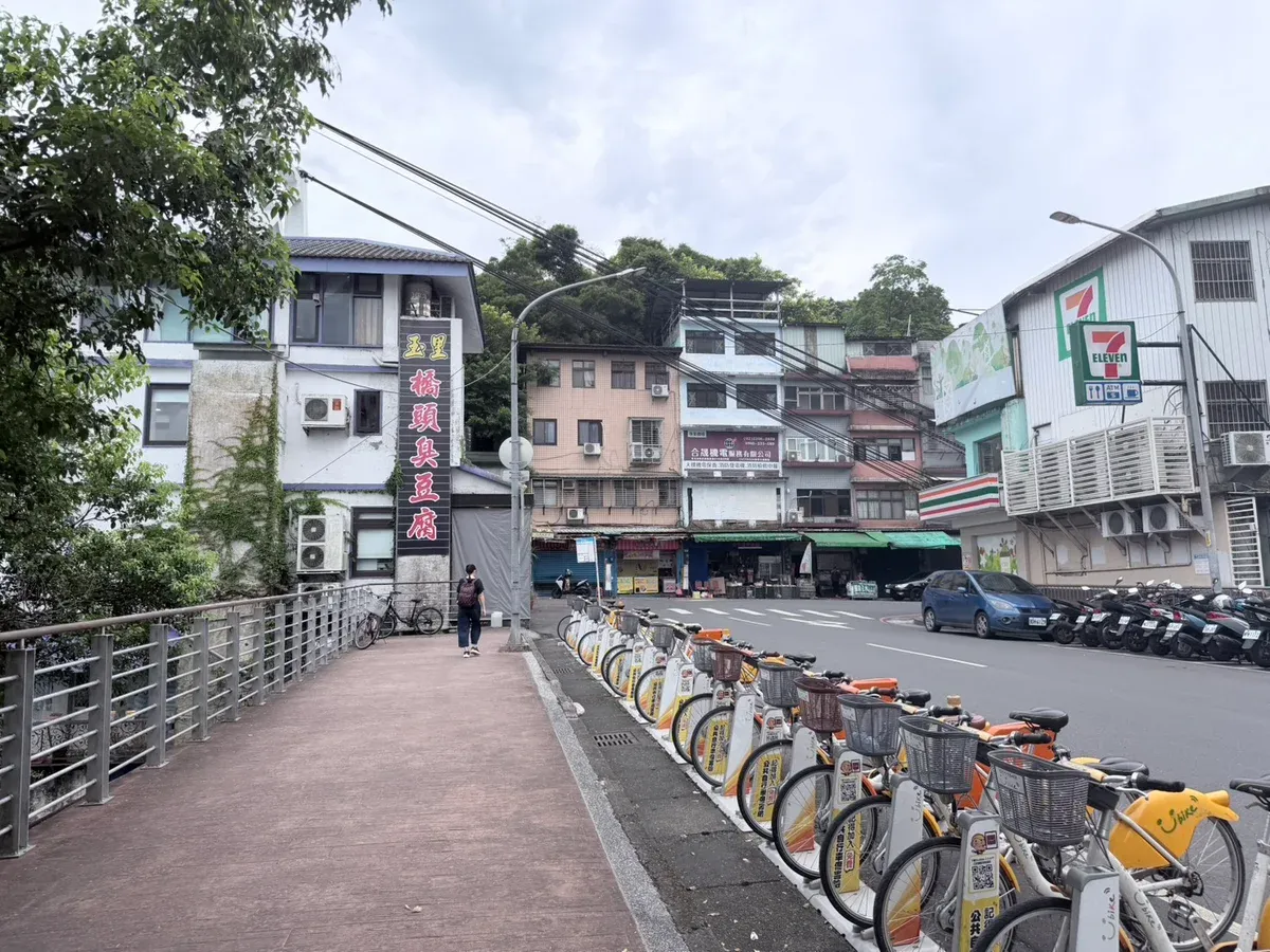 碧潭吊橋橋頭街區的便利商店與 YouBike 站,登山前補給處