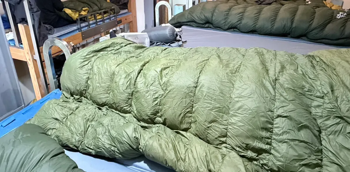 排雲山莊租借的綠色羽絨睡袋鋪在通鋪床位上