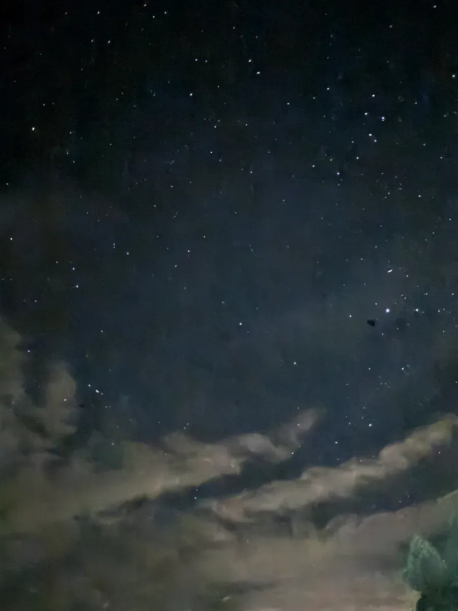玉山凌晨的滿天星斗,星點密布的夜空下方是被微光照亮的雲海