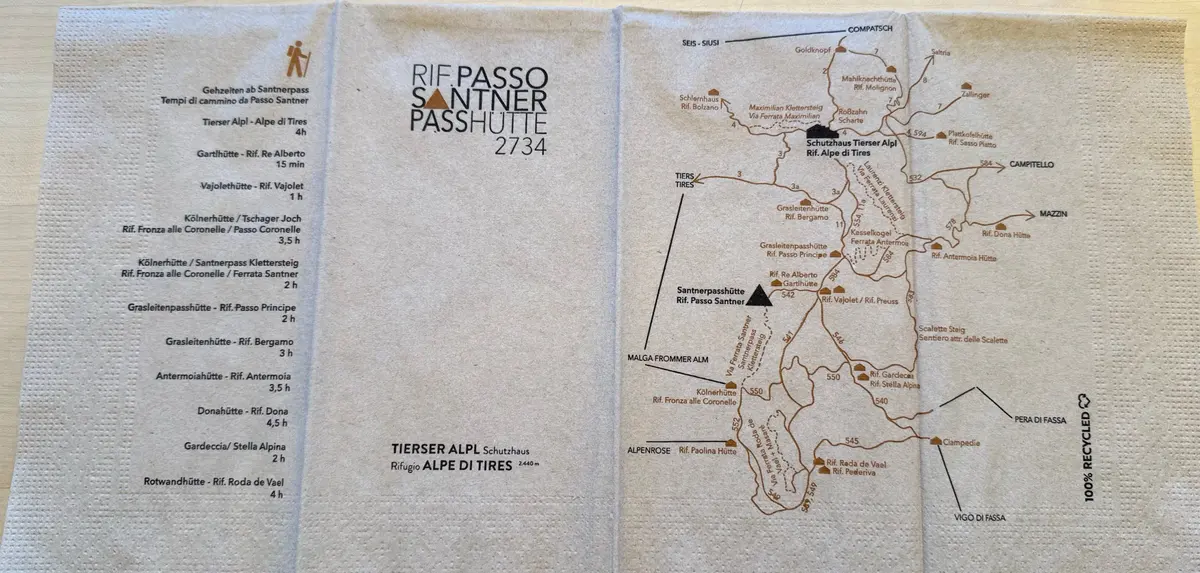 玫瑰山屋的紙餐巾，印著 Rif. Passo Santner 2734 字樣與 Rosengarten 周邊步道路線圖