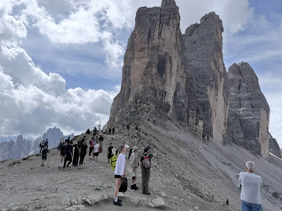 Forcella Lavaredo 埡口上擠滿停下來拍照的登山客，旁邊就是三尖峰高聳的北壁