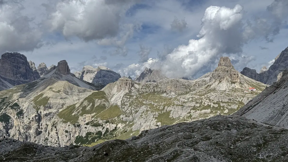 過了 Forcella Lavaredo 往前看的開闊山谷，右側遠方的紅屋頂就是 Locatelli 山屋
