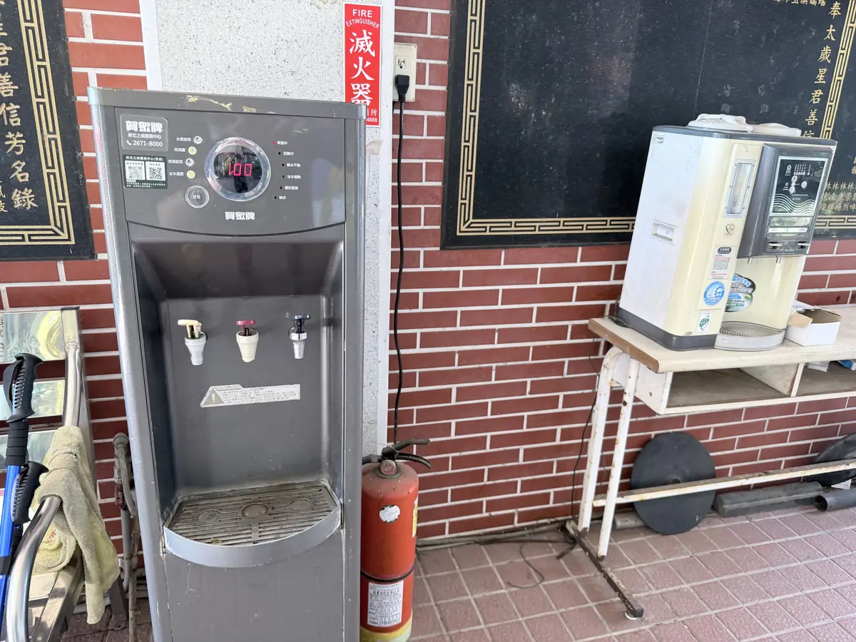 碧龍宮牆邊的飲水機，旁邊放著滅火器